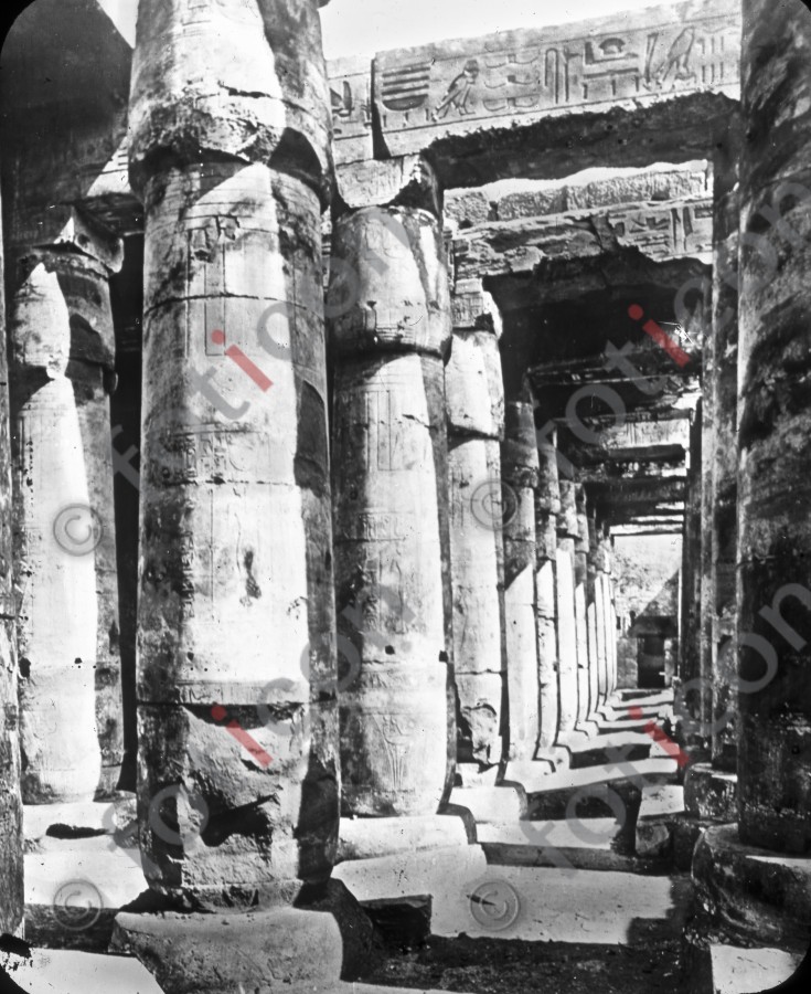 Säulengang des Osiristempels | Arcade of the Temple of Osiris (foticon-simon-008-036-sw.jpg)